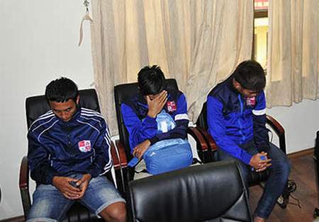 3 trong 6 cậu thủ tham gia bán độ tại trận Đồng Nai với Quảng Ninh.